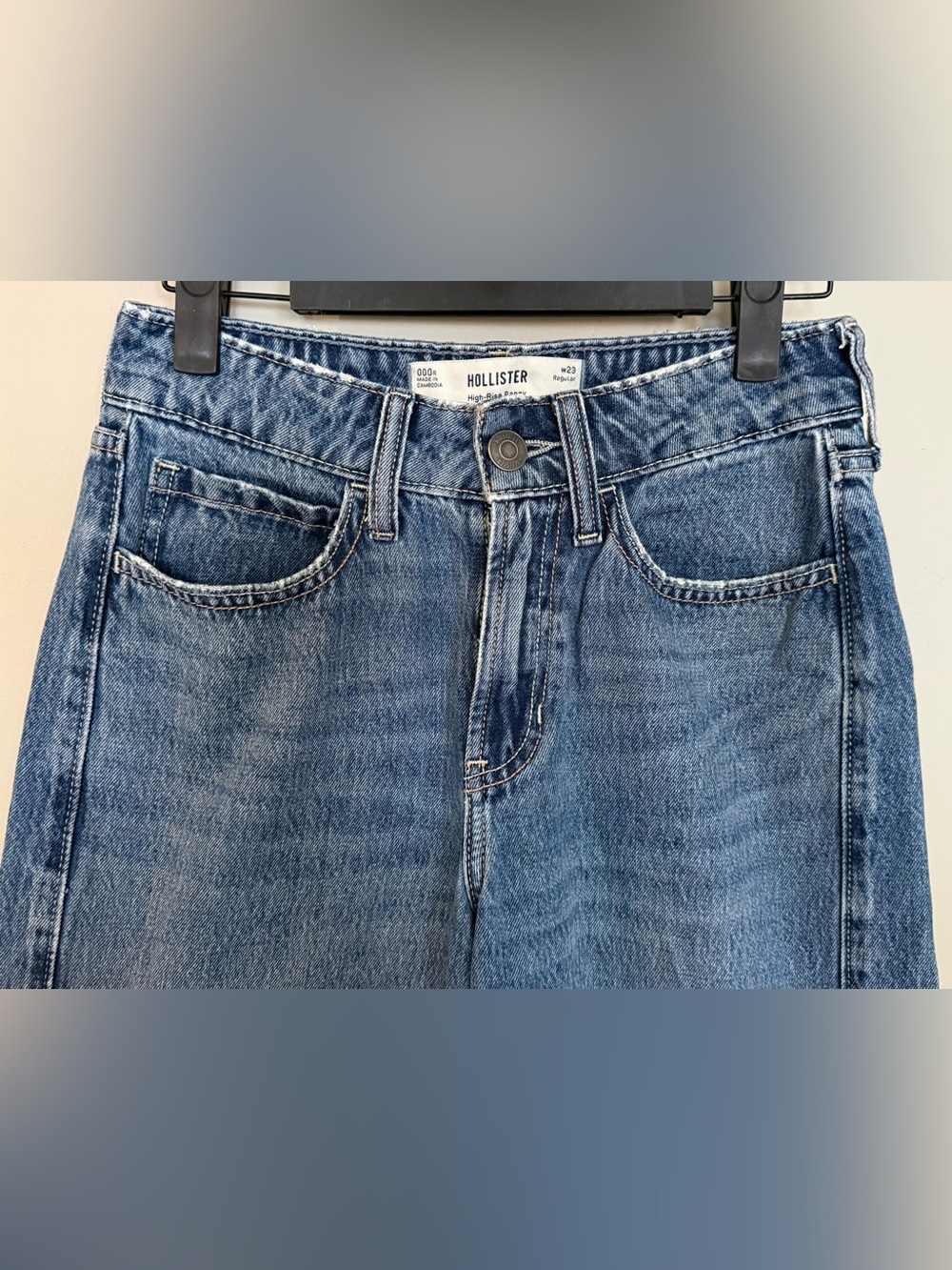 Hollister Women’s High Rise Baggy Denim Jeans - Size 000 (23) - Picture 2 of 4